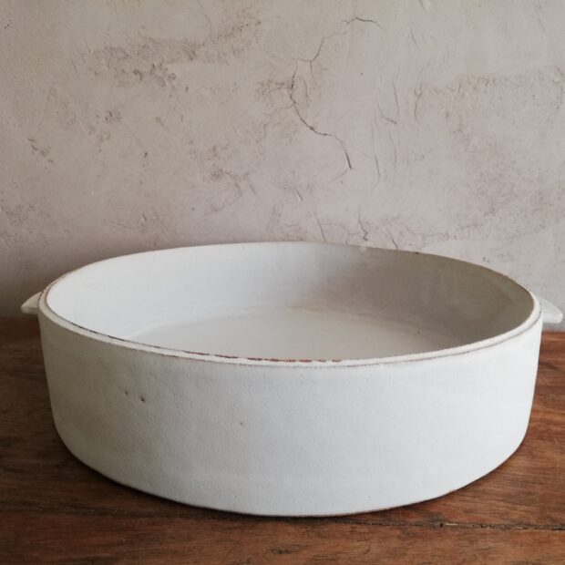 grand plat t ocre. | Sylvie Delphaut | Sculpture | Plat en grès roux GM, émail blanc satiné. | Sculpture | Produit | Terre et Terres | 9 février 2025