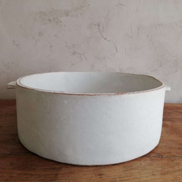 plat moyen t ocre | Sylvie Delphaut | Plat en grès roux MM, émail blanc satiné | Produit | 75,00 € | 6604 | Sculpture en grès blanc. | Circaterra Céramique - Hilde Segers | Terre et Terres | 9 février 2025