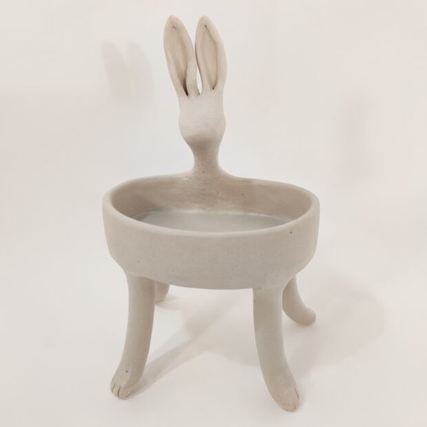 Baigneuse lievre1 | Hilde Segers | La baigneuse | Produit | 150,00 € | Création unique modelée en grès blanc, mono cuisson basse température, engobe | barbotine ciselet sculptures | Terre et Terres | 10 décembre 2020