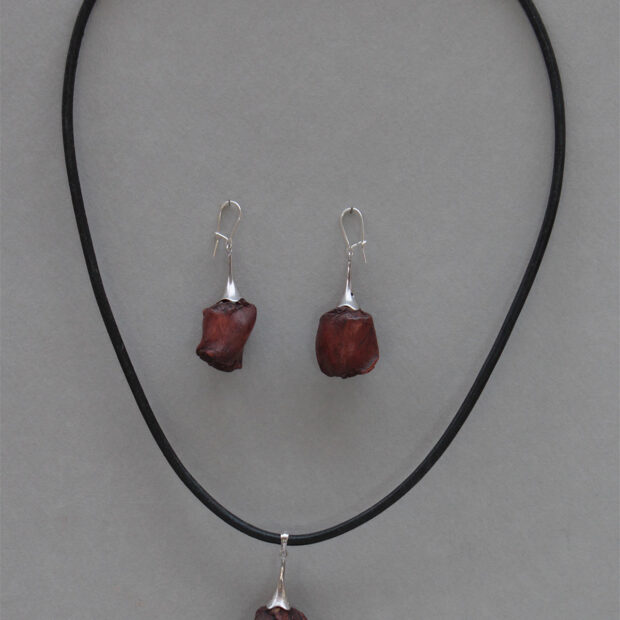 ChrisGullon collier BO 0077 | Sylviane Perret | Parure : collier et BO, perles en terre patinée | Produit | Terre et Terres | 17 décembre 2020