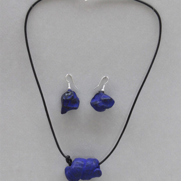 ChrisGullon collier BO 0072 | Chris Gullon | Coupe et Saladier | Parure : collier et BO, perles en terre laquée bleu outremer | Coupe et Saladier | Produit | Terre et Terres | 17 décembre 2020