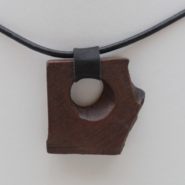 ChrisGullon collier 0092 | Chris Gullon | Sculpture | collier, perle en terre patinée | Sculpture | Produit | Terre et Terres | 23 juin 2022
