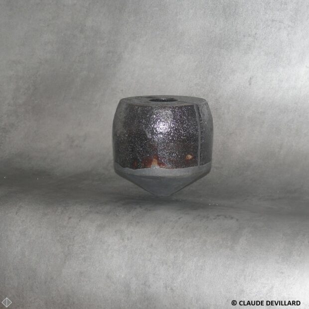 DEVILLARD pot toupie 3 a | Claude Devillard | Toupie 3 | Produit | 350,00 € | 6732 | Sculpture en grés faisant partie d'une série de 4, émaillée de glaçures élaborées avec des argiles récoltées au Maroc, et surmontée d'une pierre. Elle est fixée sur un socle en grés lui-même émaillé (non visible sur la photo). 2 cuissons à 1300°C en four gaz, atmosphère réductrice. | Sylviane Perret - Atelier Céramique de Saint-Amans | Terre et Terres | 19 décembre 2020
