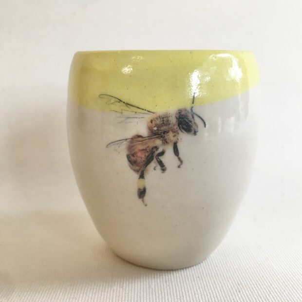 Tasse abeille 1 | Hilde Segers | 'Le monde des insectes' - Tasse abeille | Produit | 180,00 € | 6868 | Boite en terre polie et patinée, avec couvercle surmonté d’un cabochon sculpté. | Chris GULLON | Terre et Terres | 17 décembre 2020