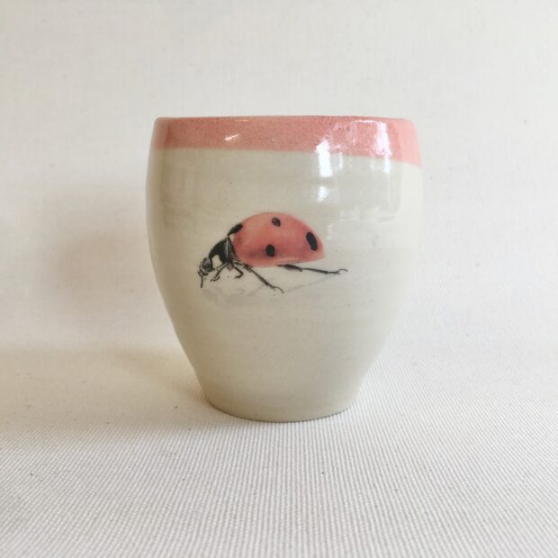 Tasse coccinelle 1 | Hilde Segers | 'Le monde des insectes' - Tasse coccinelle | Produit | 250,00 € | Chawan (bol pour le matcha) .  Grès tourné à la main, émail Oribé, décor au pinceau , cuisson à 1280° en réduction. | Pascal Geoffroy | Terre et Terres | 22 janvier 2022