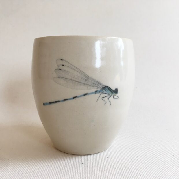 Tasse libellule 1 | Hilde Segers | Porcelaine | 'Le monde des insectes' - Tasse libellule | Porcelaine | Produit | Terre et Terres | 10 décembre 2020