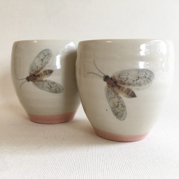 Tasse mite 1 | Hilde Segers | 'Le monde des insectes' - Tasse mite | Produit | 15,00 € | 7030 | Tasse en grès blanc | Circaterra Céramique - Hilde Segers | Terre et Terres | 10 décembre 2020