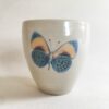 Tasse papillon bleu 1 | Perrine Pottiez | 'Le monde des insectes' - Tasse papillon bleu | Produit | Terre et Terres | 10 décembre 2020