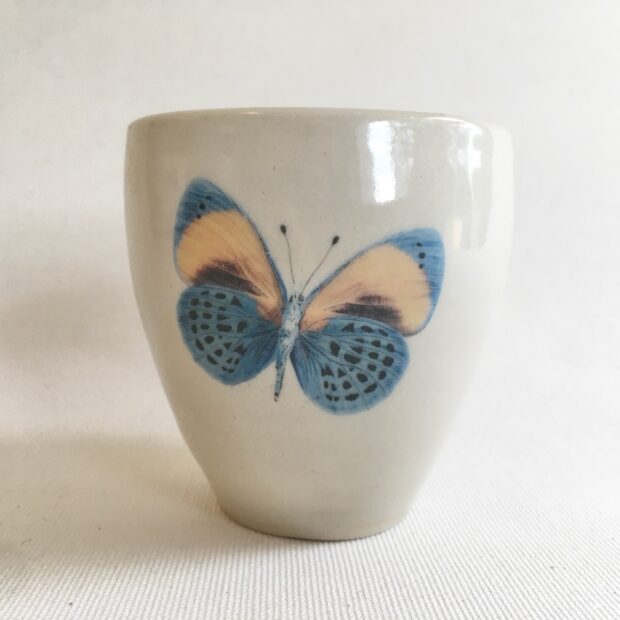 Tasse papillon bleu 1 | Hilde Segers | Bol Solidaire | 'Le monde des insectes' - Tasse papillon bleu | Bol Solidaire | Produit | Terre et Terres | 10 décembre 2020