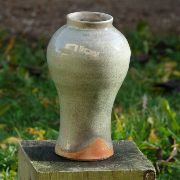 sebastien de groot vase meiping vert eau2 | Sébastien De Groot | Vase Meiping | Produit | 85,00 € | Bol-gobelet modelé main dans une argile de récolte locale, sans pied. <em>Date</em> : 2021. | Sylviane Perret - Atelier Céramique de Saint-Amans | Terre et Terres | 18 mai 2021