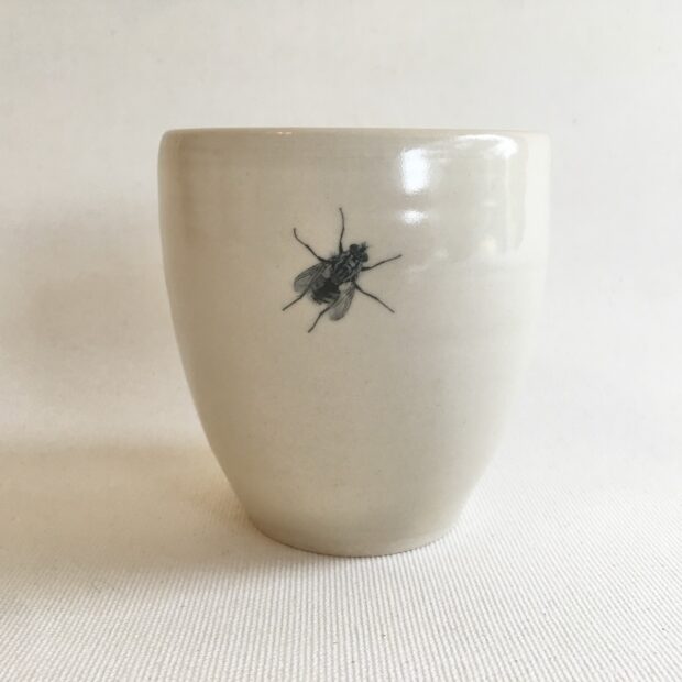 tasse mouche 1 | Hilde Segers | 'Le monde des insectes' - Tasse mouche | Produit | 75,00 € | Yunomi (bol à thé). grès tourné à la main, retaillé "kurinuki", émail Shino, cuisson à 1280° en réduction | Pascal Geoffroy | Terre et Terres | 10 décembre 2020