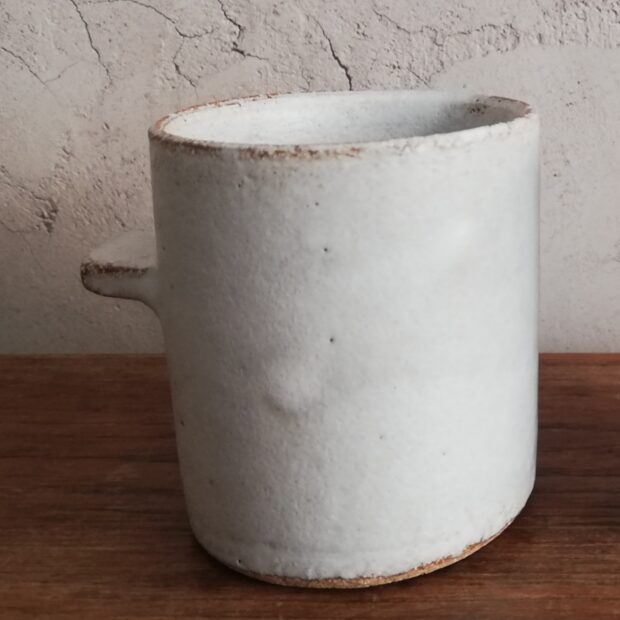 tasse t ocre | Sylvie Delphaut | tasse à café | Produit | 150,00 € | Création unique modelée en grès blanc, mono cuisson basse température, engobe | barbotine ciselet sculptures | Terre et Terres | 11 décembre 2020