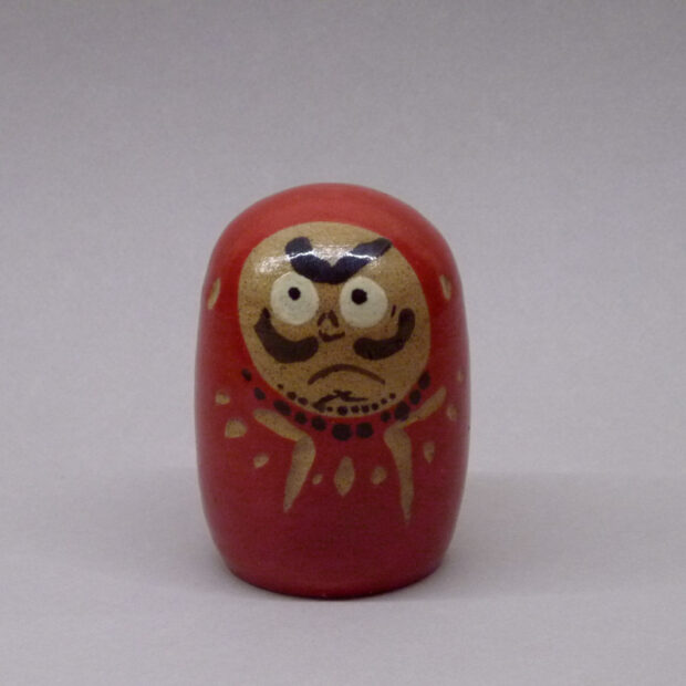 sebastien de groot Daruma 2 | Sébastien De Groot | Daruma | Produit | 180,00 € | 7028 | Boite en terre polie et patinée, avec couvercle surmonté d’un cabochon sculpté. | Chris GULLON | Terre et Terres | 2 mars 2021