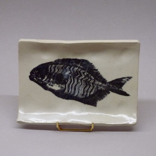 sebastien de groot plateau rectangle Fiatole | Sébastien De Groot | Plateau Fiatole | Produit | 90,00 € | bol en grès modelé "kurinuki", émail shino sur décor engobé au pinceau, cuisson en réduction au four à gaz | Pascal Geoffroy | Terre et Terres | 8 février 2021