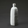 Bouteille céramique en porcelaine émaillée blanc satiné
