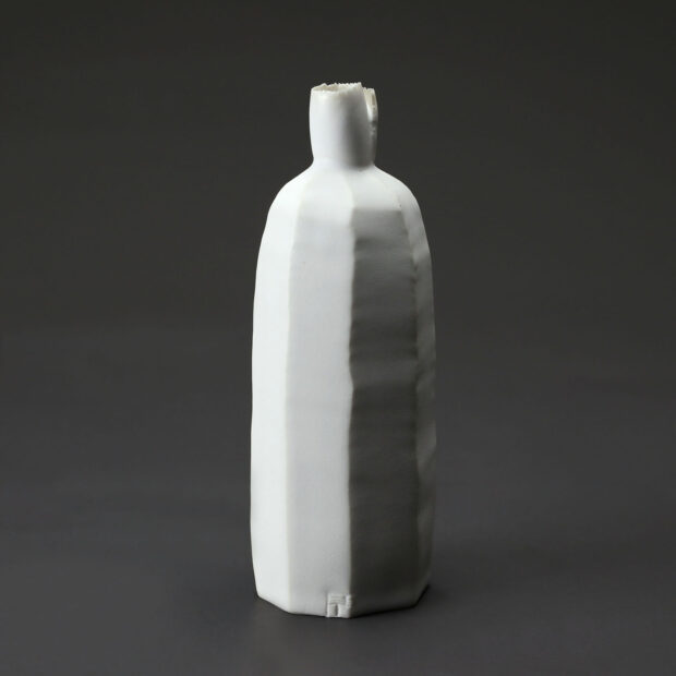Bouteille céramique en porcelaine émaillée blanc satiné