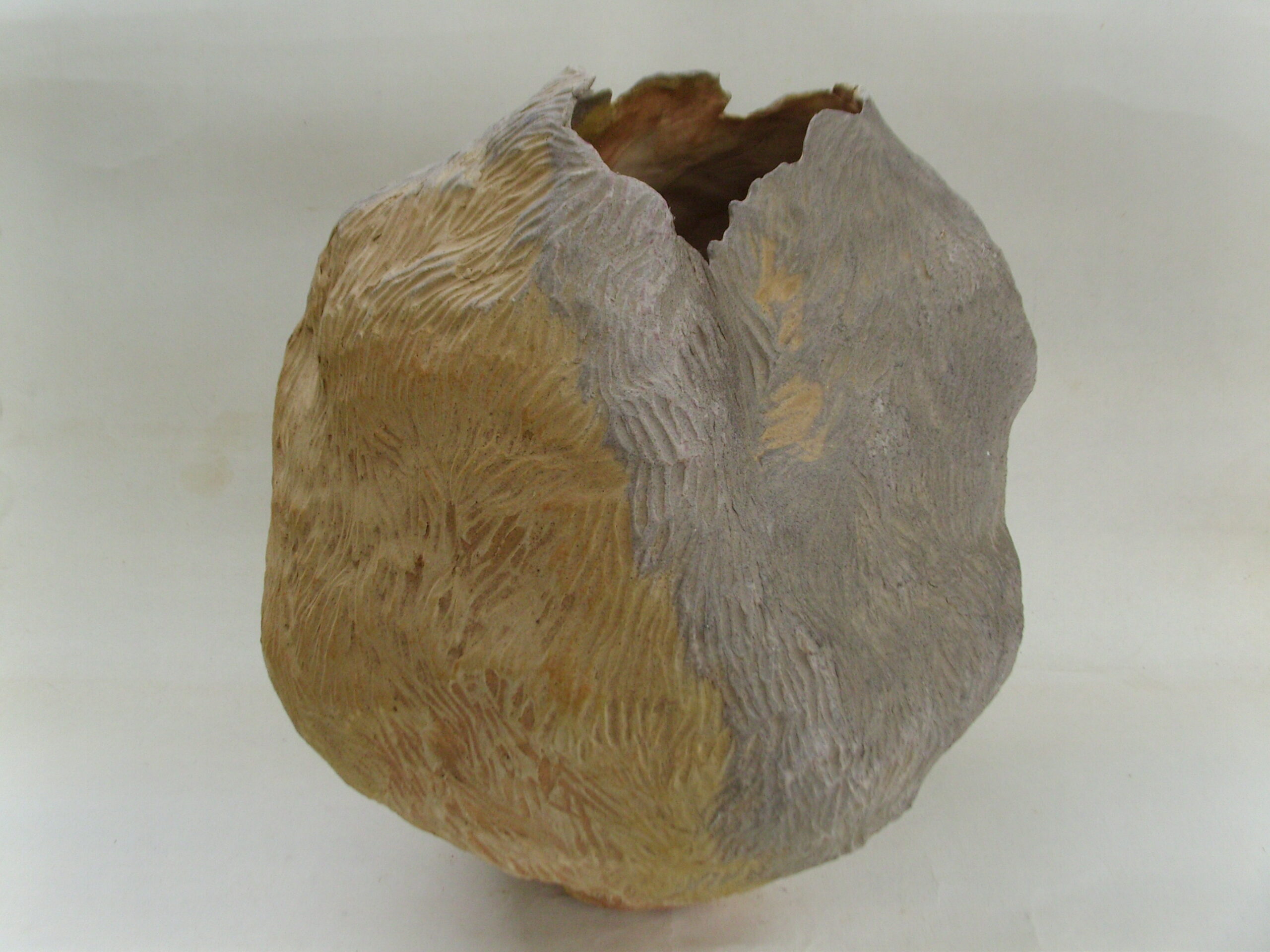SNB18278 scaled | Manon Berthellot | Chrysalide | Produit | 350,00 € | 11333 | Sculpture en grès blanc, cuisson en four à bois japonais "Anagama", durant 100h, 1300° | Manon Berthellot | Terre et Terres | 13 mars 2025