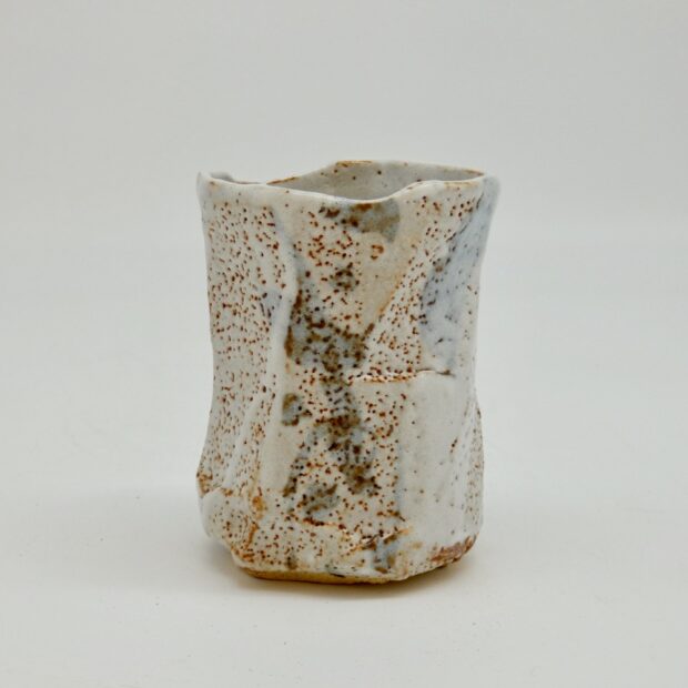 caaCGL7vS9GyjsyOBQBYlA thumb 96e | Manon Berthellot | "Yunomi" 2 | Produit | 35,00 € | Pièce unique en porcelaine modelée, cuisson au bois, Four Chainette 1300° en 24h | Manon Berthellot | Terre et Terres | 29 avril 2023