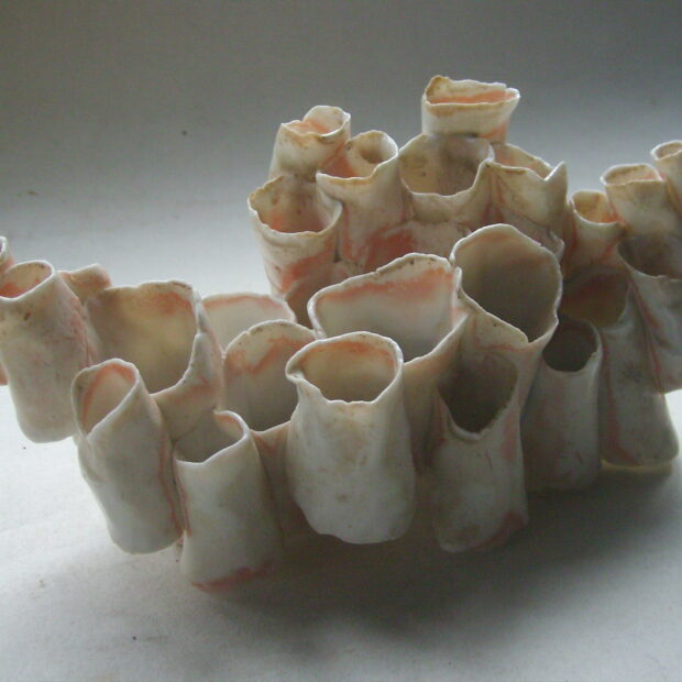 SNB11310 | Manon Berthellot | "Recif " | Produit | 50,00 € | 6927 | Gobelet en grès, modelé main et facetté. Pied taillé. Glaçures d'argiles locales récoltées orangé  à l'extérieur, et vert foncé à l'intérieur. Aspect satiné-brillant. Coloration blanche au pied. | Sylviane Perret - Atelier Céramique de Saint-Amans | Terre et Terres | 8 janvier 2023