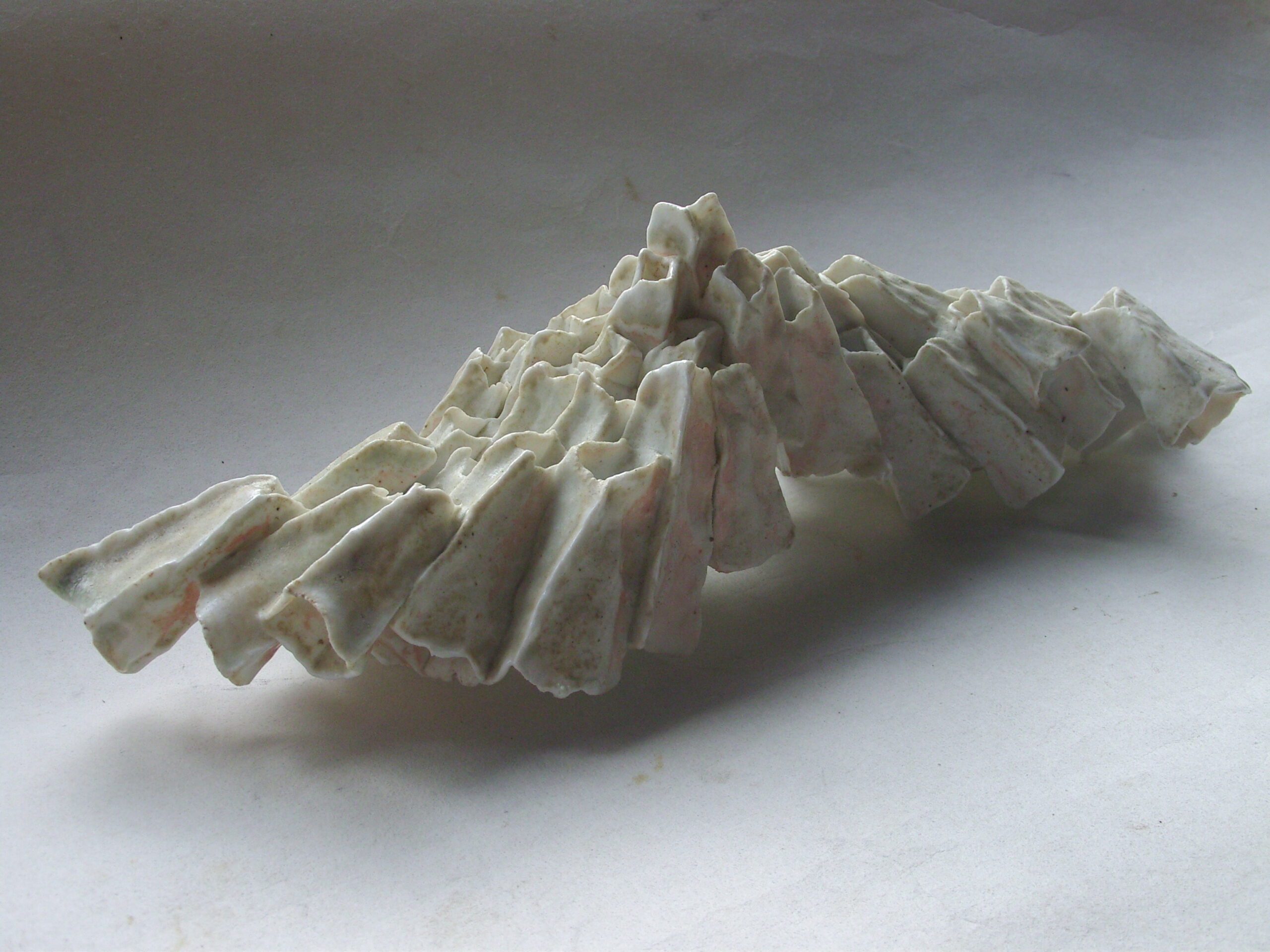 SNB11432 scaled | Manon Berthellot | Equilibre vertébral | Produit | 150,00 € | sculpture en porcelaine modelée, cuisson au bois avec dépôt naturel de cendres | Manon Berthellot | Terre et Terres | 18 décembre 2024