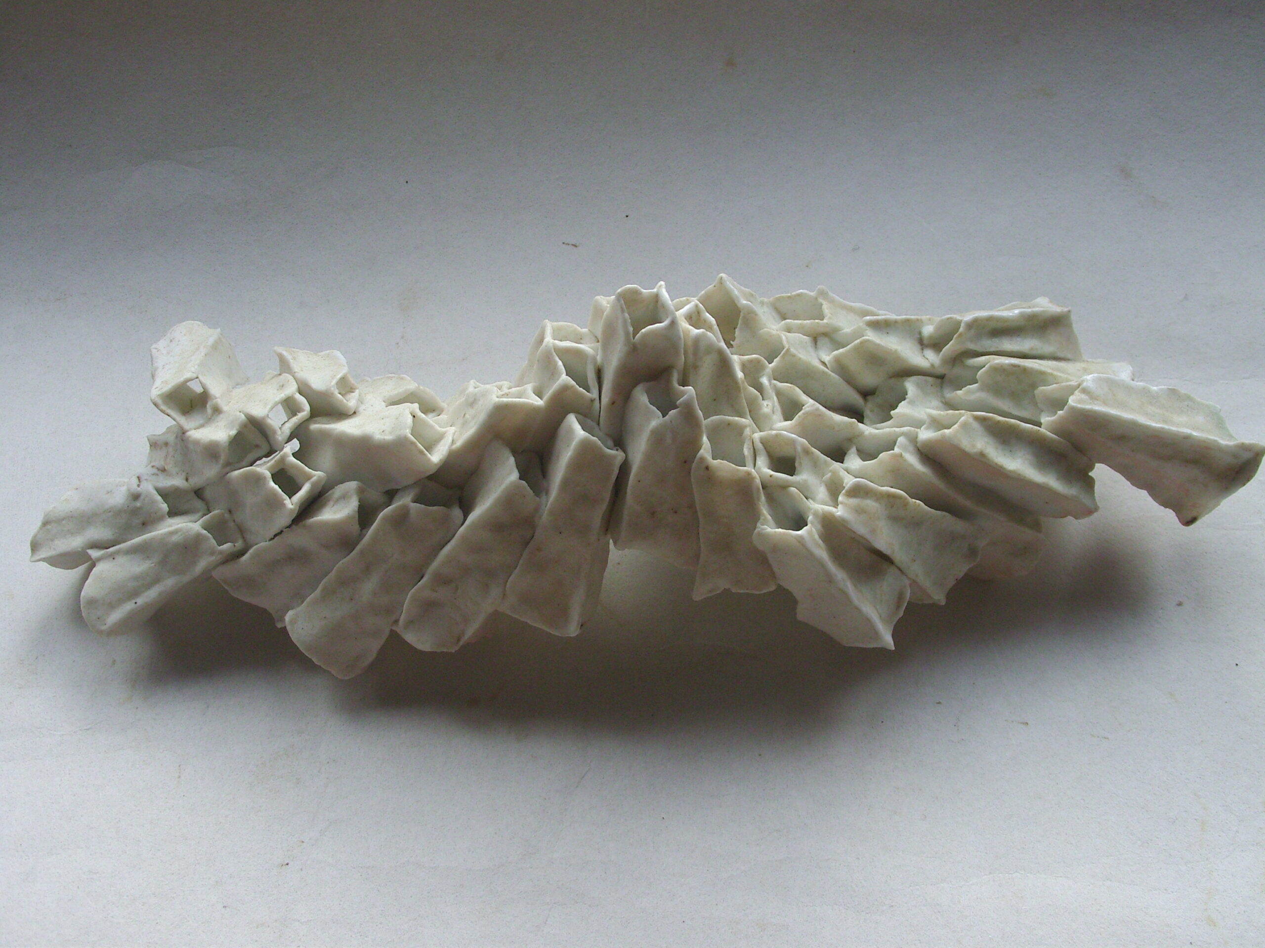 SNB11434 scaled | Manon Berthellot | Equilibre vertébral | Produit | 150,00 € | sculpture en porcelaine modelée, cuisson au bois avec dépôt naturel de cendres | Manon Berthellot | Terre et Terres | 18 décembre 2024
