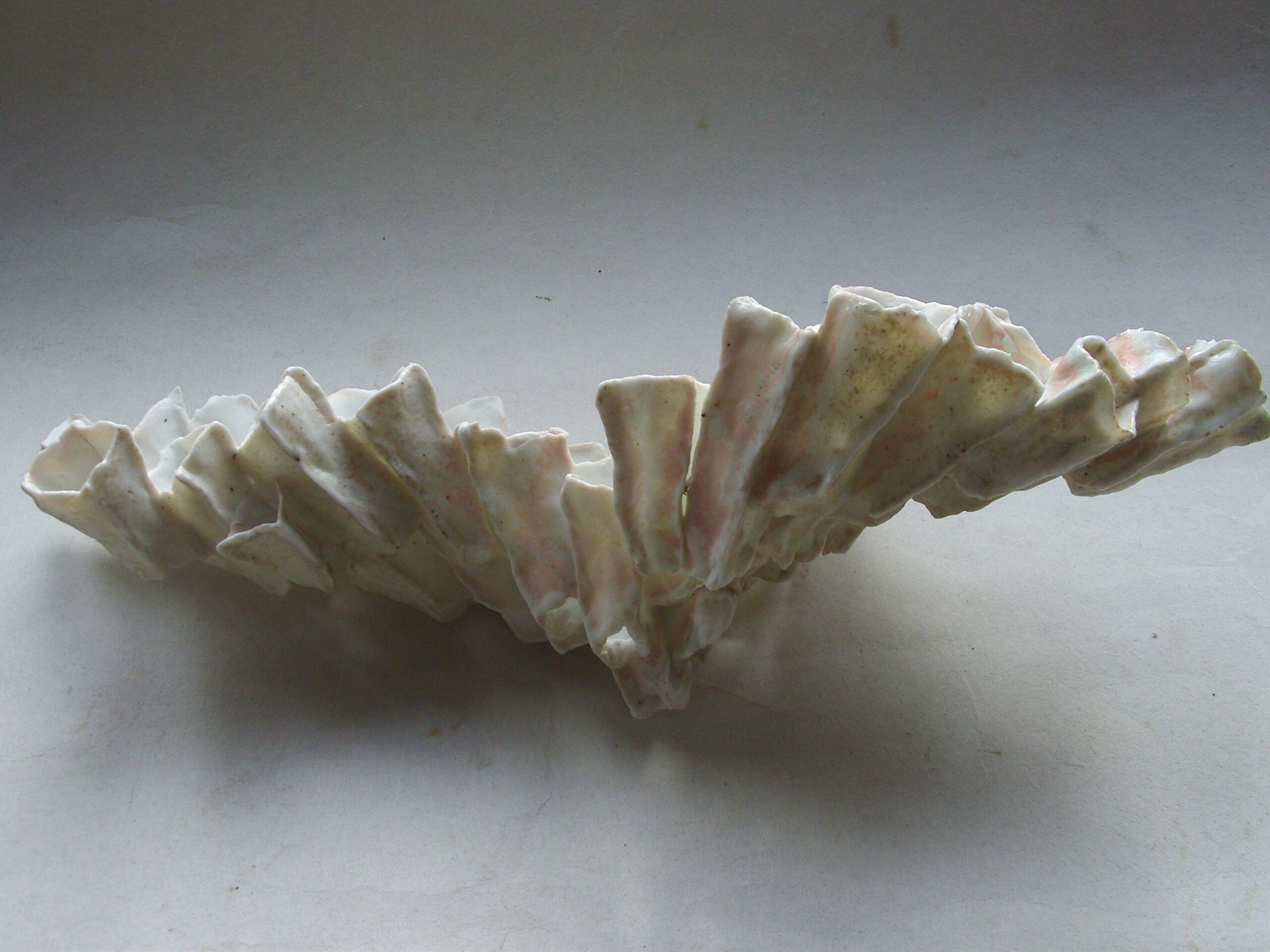 SNB11438 scaled | Manon Berthellot | Equilibre vertébral | Produit | 150,00 € | sculpture en porcelaine modelée, cuisson au bois avec dépôt naturel de cendres | Manon Berthellot | Terre et Terres | 18 décembre 2024