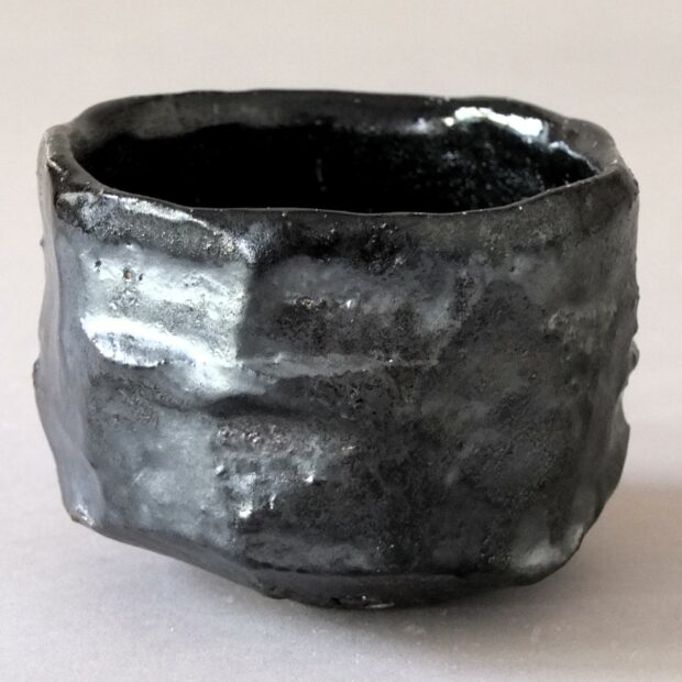 Petit noir taille a | Manon Berthellot | Bol Noir Taillé | Produit | 150,00 € | sculpture en porcelaine modelée, cuisson au bois avec dépôt naturel de cendres | Manon Berthellot | Terre et Terres | 30 septembre 2024