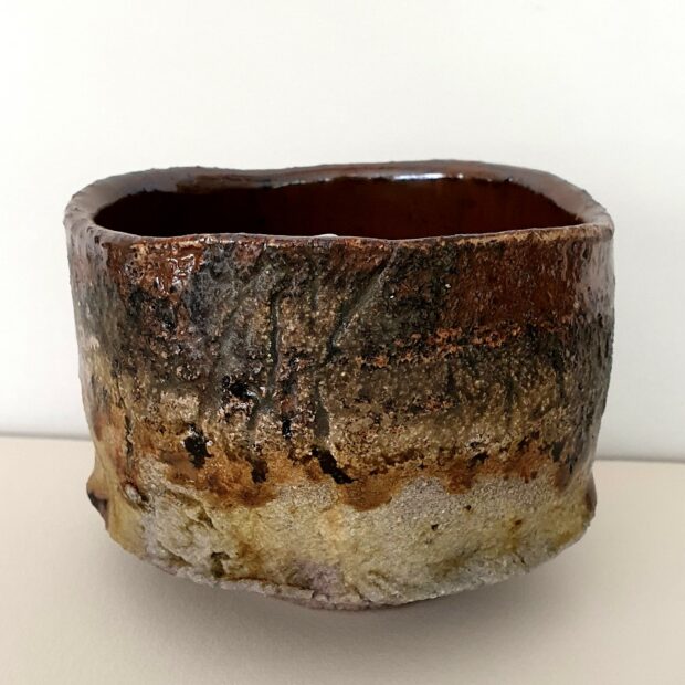 Mineral 2a 1 | Sylviane Perret | Minéral 2/24 | Produit | 140,00 € | 9081 | Chawan modelé dans une argile locale de récolte, avec pied. | Sylviane Perret - Atelier Céramique de Saint-Amans | Terre et Terres | 8 avril 2024