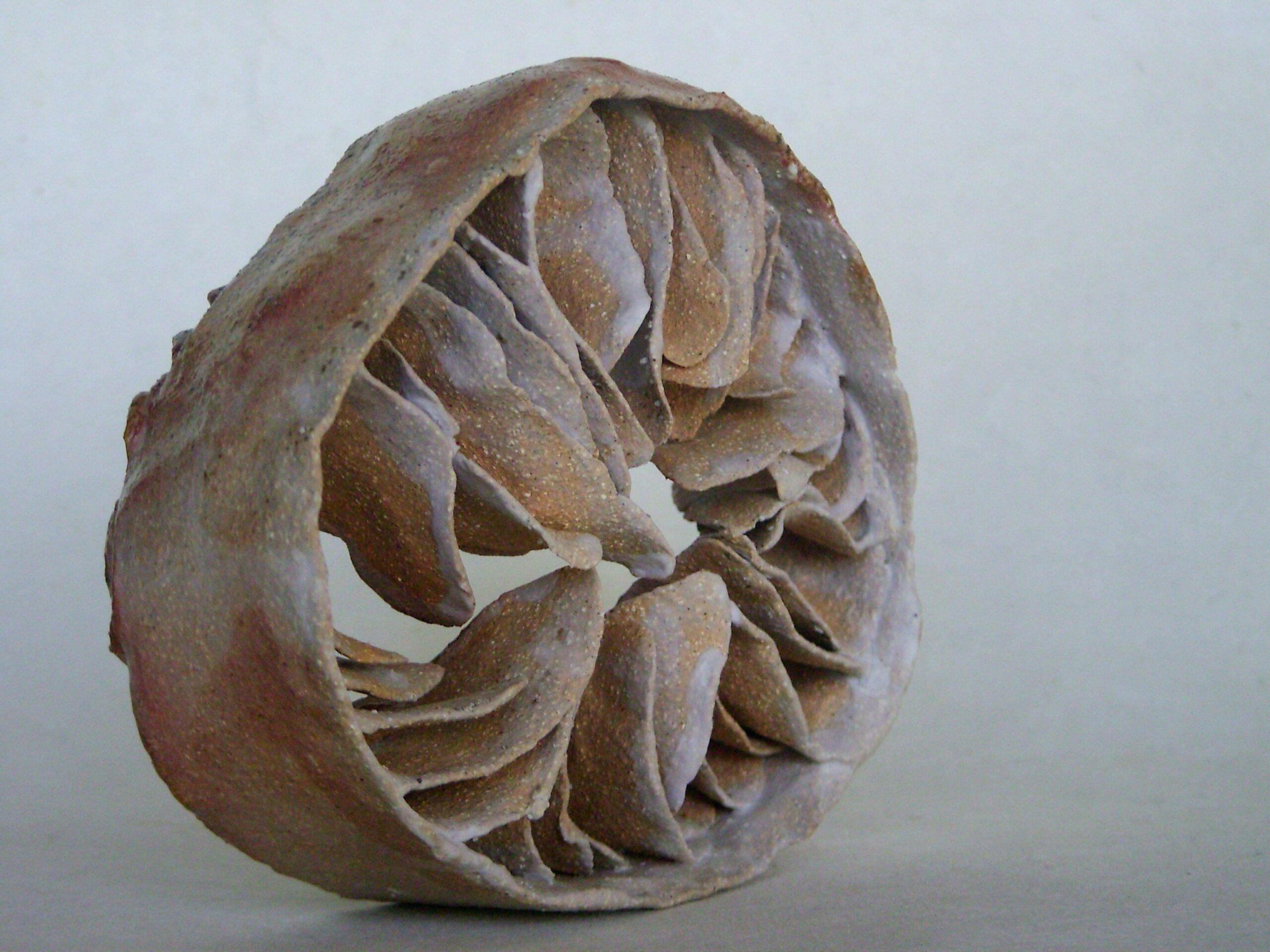 fanons oranges5 scaled | Manon Berthellot | Fanons mouchetés | Produit | 95,00 € | Pièce unique en grès modelé, engobe de porcelaine et émail naturel de cendres dû à la cuisson au bois en four Anagama, 1300° | Manon Berthellot | Terre et Terres | 19 décembre 2024