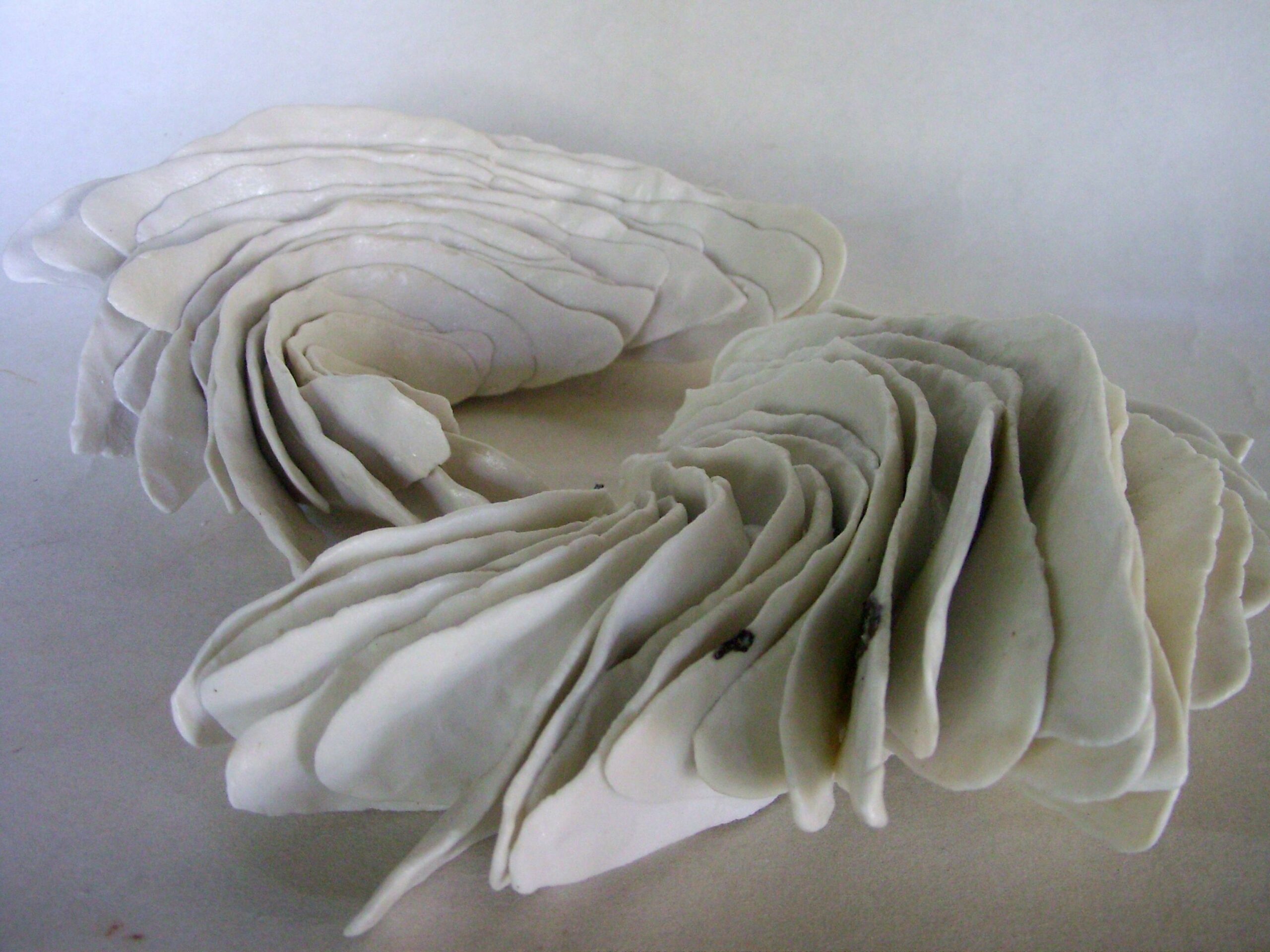les ailes2 1 scaled | Manon Berthellot | Les ailes | Produit | 230,00 € | Pièce unique en porcelaine modelée, 1250° | Manon Berthellot | Terre et Terres | 13 mars 2025