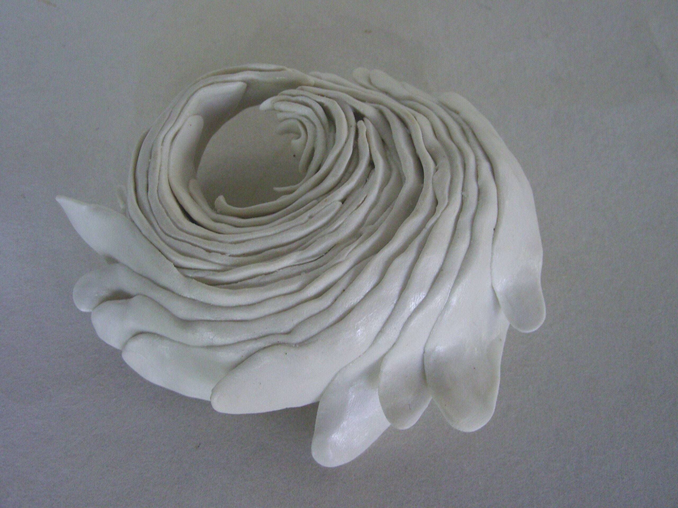 souffle dos scaled | Manon Berthellot | Souffle | Produit | 85,00 € | Pièce unique en porcelaine modelée, cuisson 1250° et émail satiné transparent. | Manon Berthellot | Terre et Terres | 18 décembre 2024