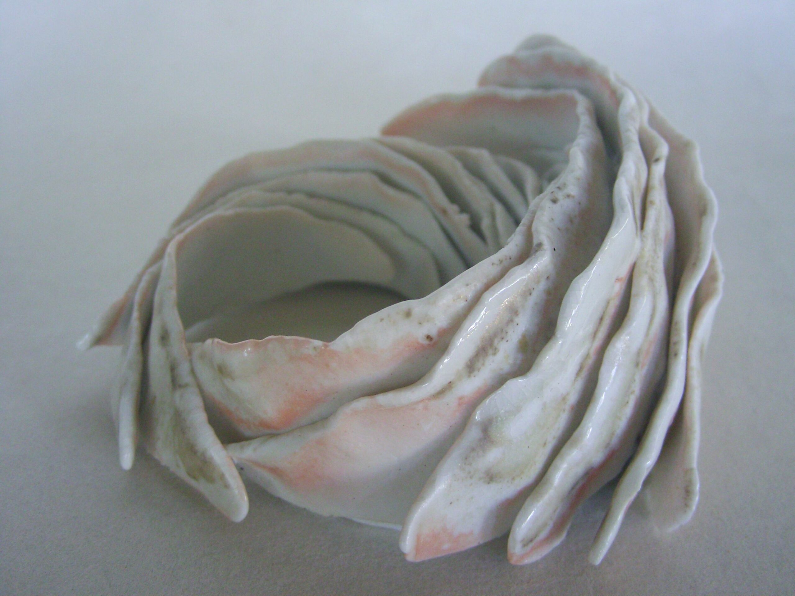 souffle rose1 scaled | Manon Berthellot | Souffle rosé | Produit | 90,00 € | Pièce unique en porcelaine modelée, cuisson1300° et émail de cendres naturel en cuisson bois Anagama | Manon Berthellot | Terre et Terres | 13 mars 2025