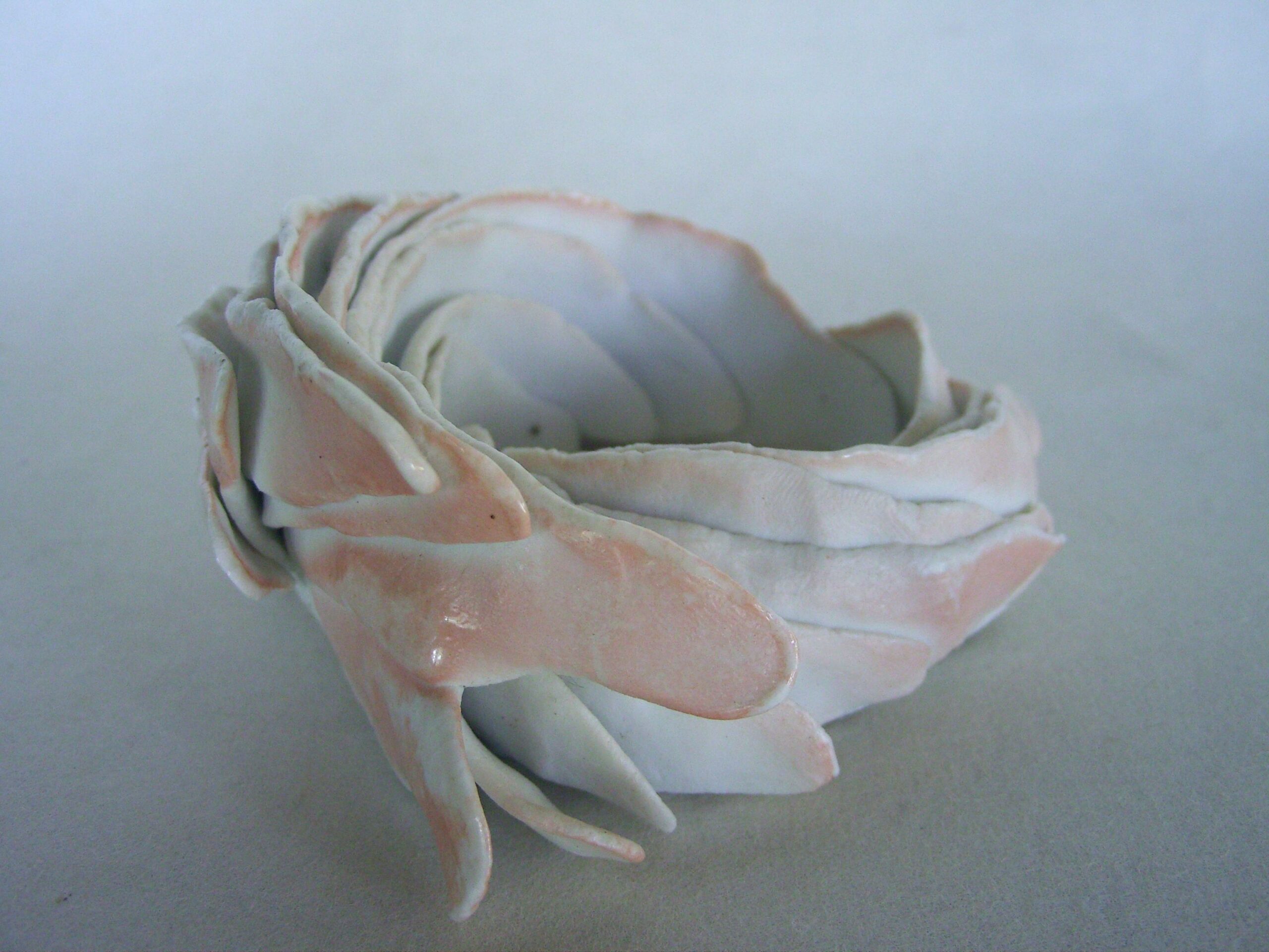souffle rose3 scaled | Manon Berthellot | Souffle rosé | Produit | 90,00 € | Pièce unique en porcelaine modelée, cuisson1300° et émail de cendres naturel en cuisson bois Anagama | Manon Berthellot | Terre et Terres | 13 mars 2025