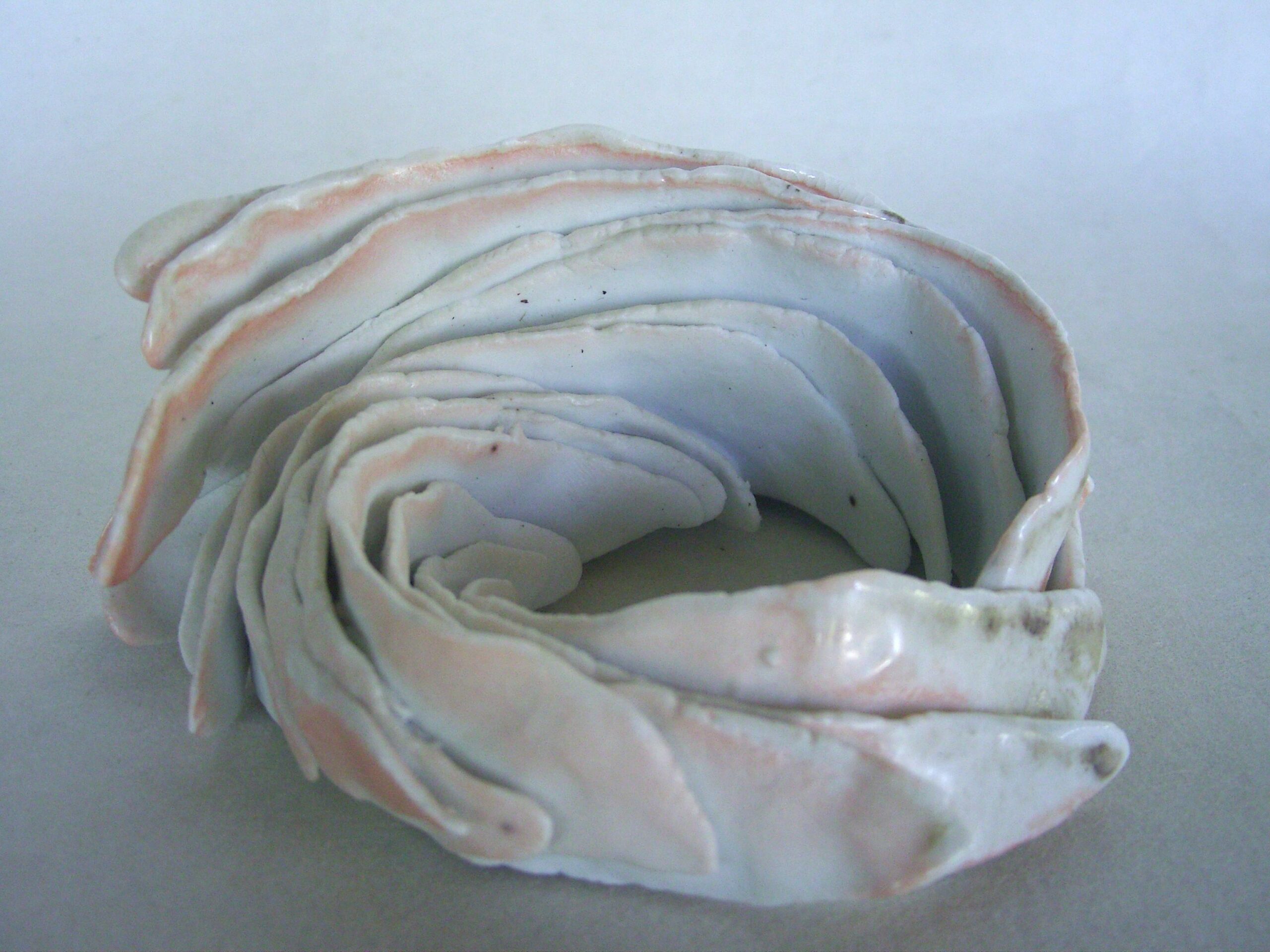 souffle rose4 scaled | Manon Berthellot | Souffle rosé | Produit | 90,00 € | Pièce unique en porcelaine modelée, cuisson1300° et émail de cendres naturel en cuisson bois Anagama | Manon Berthellot | Terre et Terres | 13 mars 2025