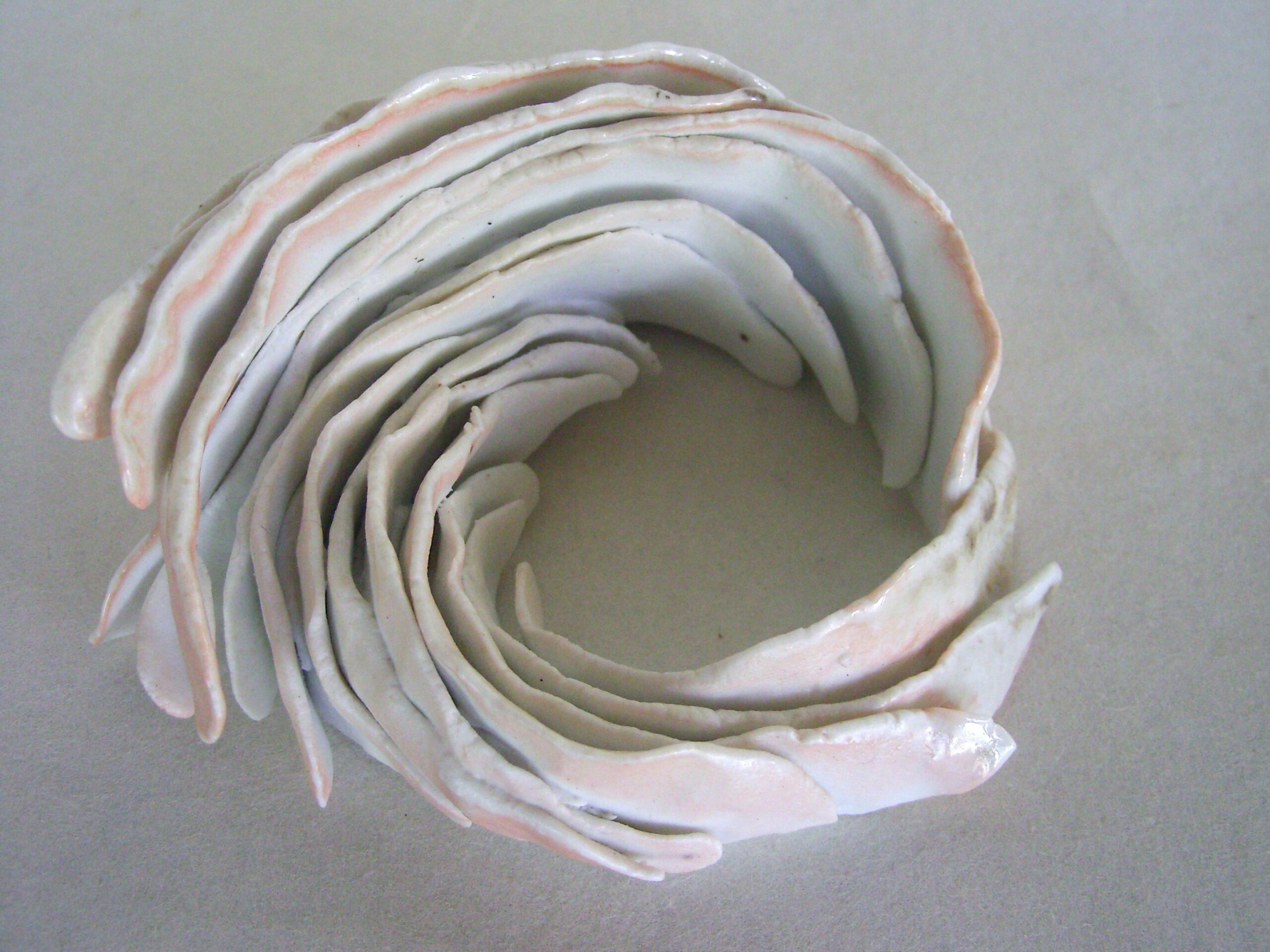 souffle rose5 scaled | Manon Berthellot | Souffle rosé | Produit | 90,00 € | Pièce unique en porcelaine modelée, cuisson1300° et émail de cendres naturel en cuisson bois Anagama | Manon Berthellot | Terre et Terres | 13 mars 2025