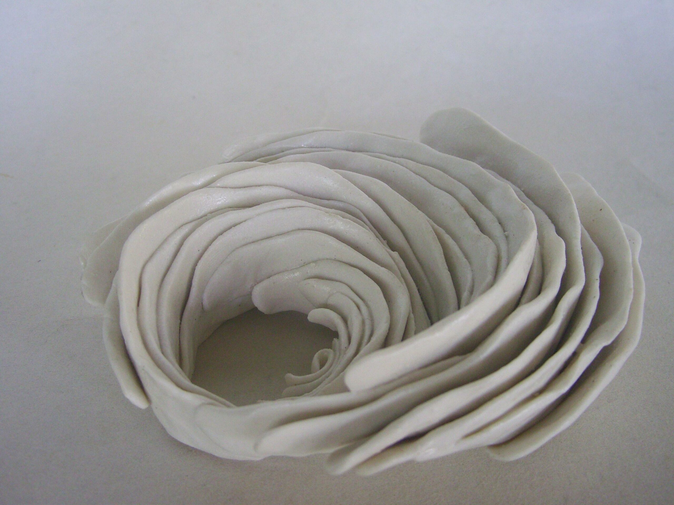 souffle1 scaled | Manon Berthellot | Souffle | Produit | 85,00 € | Pièce unique en porcelaine modelée, cuisson 1250° et émail satiné transparent. | Manon Berthellot | Terre et Terres | 18 décembre 2024