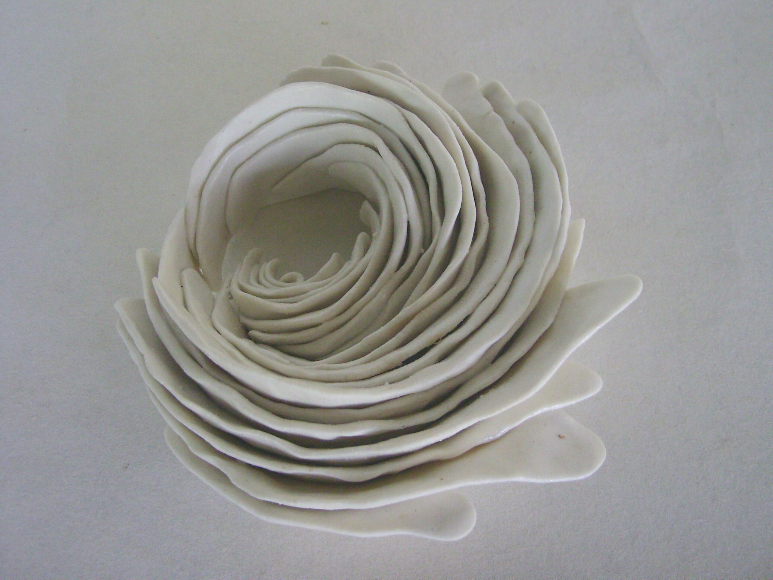 souffle2 scaled | Manon Berthellot | Souffle | Produit | 85,00 € | Pièce unique en porcelaine modelée, cuisson 1250° et émail satiné transparent. | Manon Berthellot | Terre et Terres | 18 décembre 2024