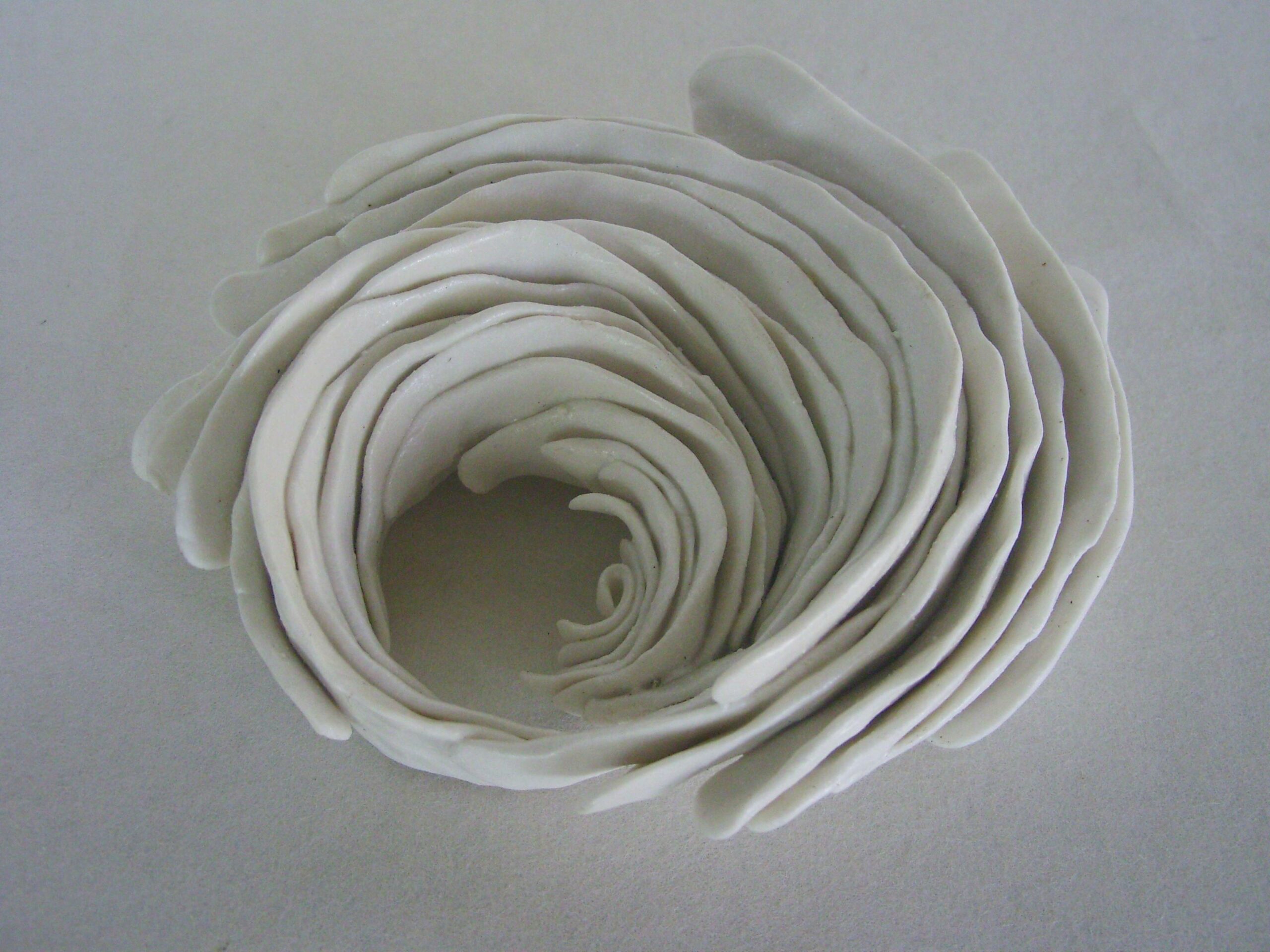 souffle3 scaled | Manon Berthellot | Souffle | Produit | 85,00 € | Pièce unique en porcelaine modelée, cuisson 1250° et émail satiné transparent. | Manon Berthellot | Terre et Terres | 18 décembre 2024