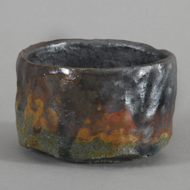 Couleurs de lincendie 25 2b | Sylviane Perret | Couleurs de l'incendie 25/2 | Produit | 140,00 € | 9081 | Chawan modelé dans une argile locale de récolte, avec pied. | Sylviane Perret - Atelier Céramique de Saint-Amans | Terre et Terres | 16 février 2025