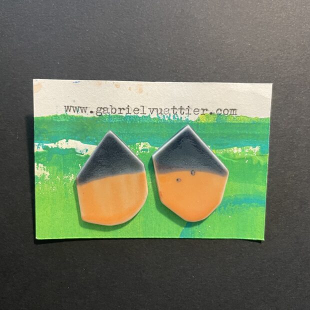 IMG 1796 | Gabriel Vuattier | Paire n°4 | Produit | 50,00 € | Boucles d’oreille en porcelaine. Décorées aux engobes et émail. Attaches en argent 925. | Les Céramiques de Gabriel | Terre et Terres | 16 septembre 2025