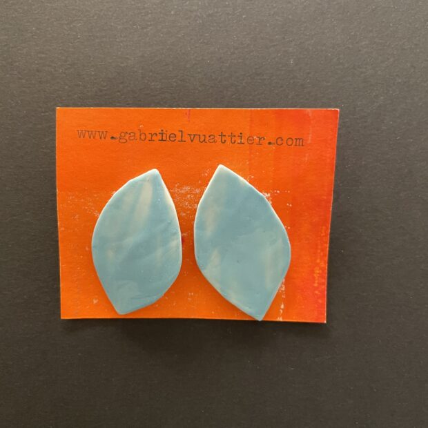 IMG 1800 | Gabriel Vuattier | Paire n°7 | Produit | 50,00 € | Boucles d’oreille en porcelaine. Décorées aux engobes et émail. Attaches en argent 925. | Les Céramiques de Gabriel | Terre et Terres | 16 septembre 2025