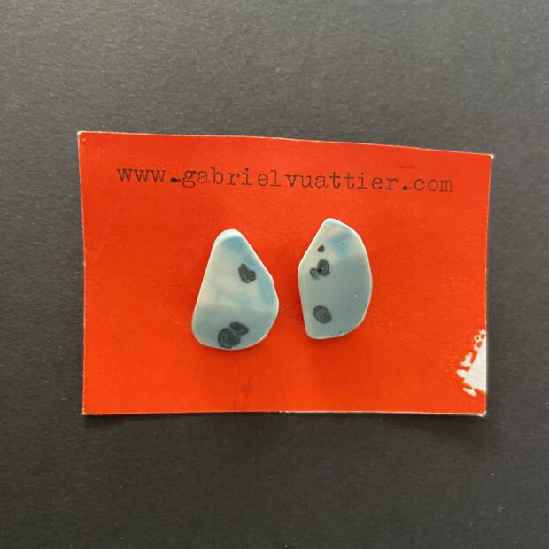 IMG 1804 | Gabriel Vuattier | Paire n°11 | Produit | 50,00 € | 1 | Boucles d'oreille en porcelaine. Décorées aux engobes et émail. Attaches en argent 925. | Les Céramiques de Gabriel | Terre et Terres | 16 septembre 2025
