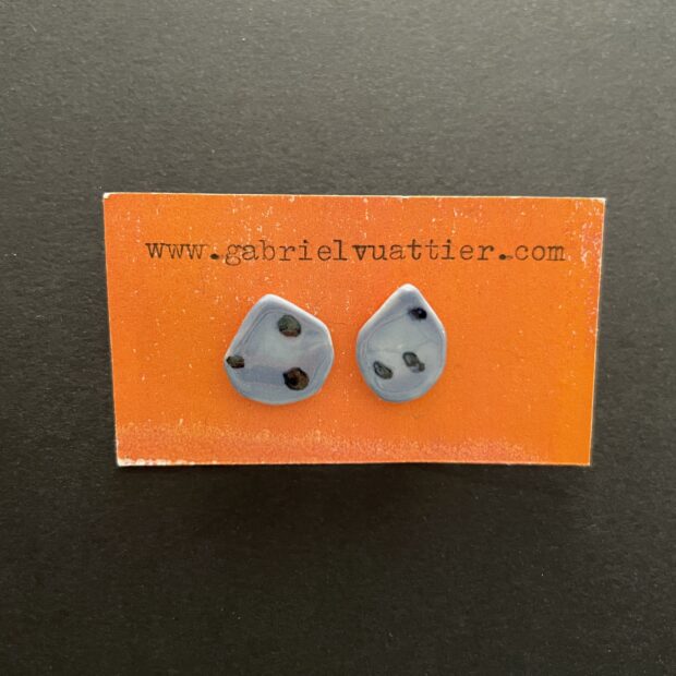 IMG 1819 | Gabriel Vuattier | Paire n°22 | Produit | 50,00 € | Boucles d’oreille en porcelaine. Décorées aux engobes et émail. Attaches en argent 925. | Les Céramiques de Gabriel | Terre et Terres | 17 septembre 2025