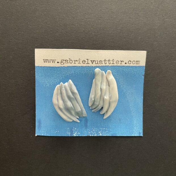 IMG 1822 | Gabriel Vuattier | Paire n°25 | Produit | 50,00 € | Boucles d’oreille en porcelaine. Décorées aux engobes et émail. Attaches en argent 925. | Les Céramiques de Gabriel | Terre et Terres | 17 septembre 2025