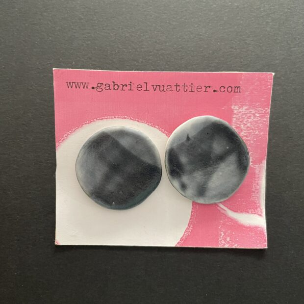 IMG 1823 | Gabriel Vuattier | Paire n°26 | Produit | 50,00 € | Boucles d’oreille en porcelaine. Décorées aux engobes et émail. Attaches en argent 925. | Les Céramiques de Gabriel | Terre et Terres | 17 septembre 2025