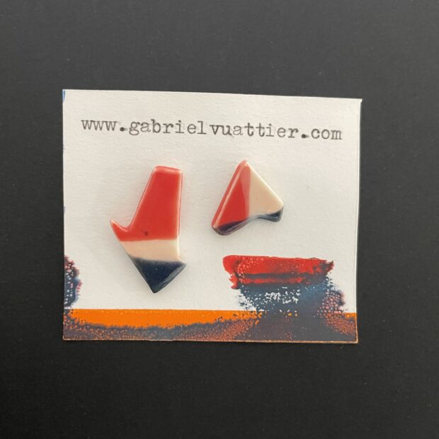 IMG 1827 | Gabriel Vuattier | Paire n°29 | Produit | 50,00 € | Boucles d’oreille en porcelaine. Décorées aux engobes et émail. Attaches en argent 925. | Les Céramiques de Gabriel | Terre et Terres | 17 septembre 2025