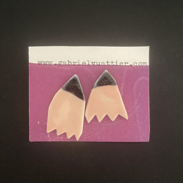 IMG 1853 | Gabriel Vuattier | Paire n°3 | Produit | 50,00 € | Boucles d’oreille en porcelaine. Décorées aux engobes et émail. Attaches en argent 925. | Les Céramiques de Gabriel | Terre et Terres | 17 septembre 2025