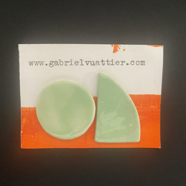 IMG 1858 | Gabriel Vuattier | Paire n°24 | Produit | 50,00 € | Boucles d’oreille en porcelaine. Décorées aux engobes et émail. Attaches en argent 925. | Les Céramiques de Gabriel | Terre et Terres | 17 septembre 2025