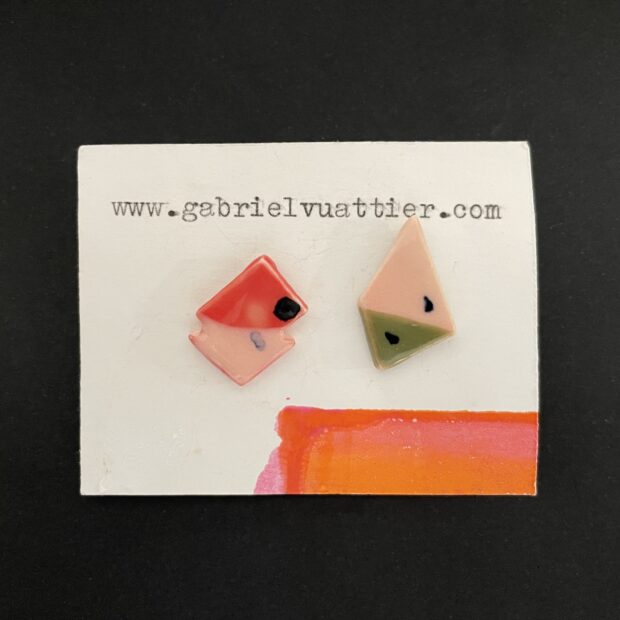 IMG 1862 | Gabriel Vuattier | Paire n°1 | Produit | 50,00 € | Boucles d’oreille en porcelaine. Décorées aux engobes et émail. Attaches en argent 925. | Les Céramiques de Gabriel | Terre et Terres | 17 septembre 2025
