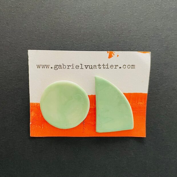N°24 1821 | Manon Berthellot | Paire n°24 | Produit | 150,00 € | sculpture en porcelaine modelée, cuisson au bois avec dépôt naturel de cendres | Manon Berthellot | Terre et Terres | 15 octobre 2025